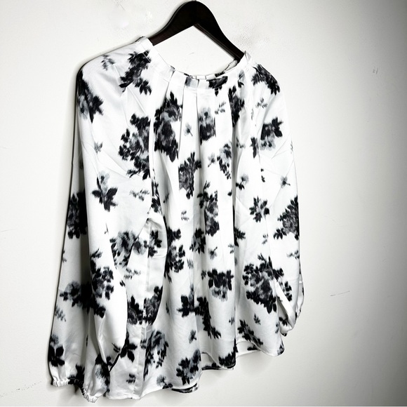 Ann Taylor Ikat Floral Pleat Neck Top Black & White Size Medium - Picture 5 of 10